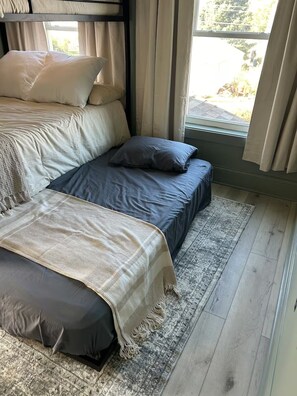 4 bedrooms, WiFi, bed sheets - Backyard Retreat~5 Min to Lucas Oil~Spacious Indy Home for Groups (Indianapolis)