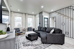 Living area - Backyard Retreat~5 Min to Lucas Oil~Spacious Indy Home for Groups (Indianapolis)