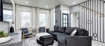 Backyard Retreat~5 Min to Lucas Oil~Spacious Indy Home for Groups