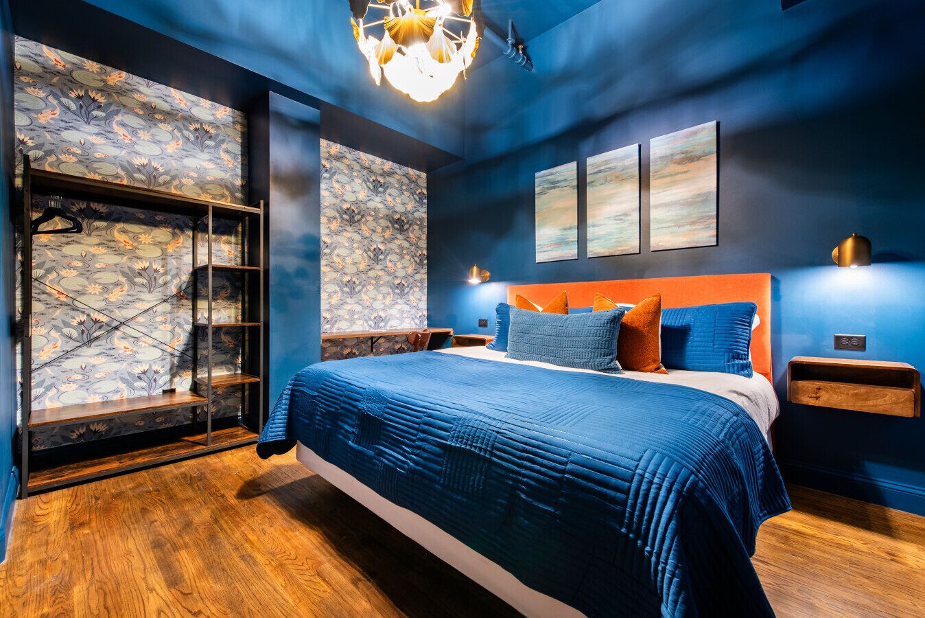 2 habitaciones, escritorio y tabla de planchar con plancha 