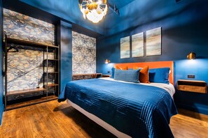 2 habitaciones, escritorio y tabla de planchar con plancha