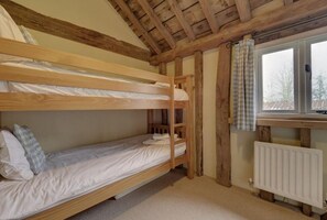 5 bedrooms, iron/ironing board, WiFi, bed sheets