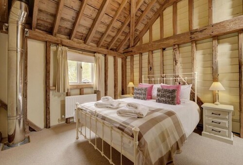 Stunning barn conversion sleeping 10 - Pet friendly!