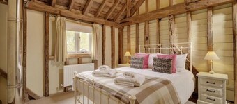 Stunning barn conversion sleeping 10 - Pet friendly!