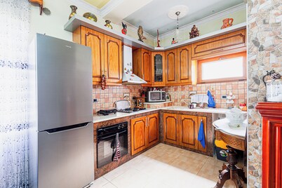 Welcoming 5-bedroom villa in Maliq
