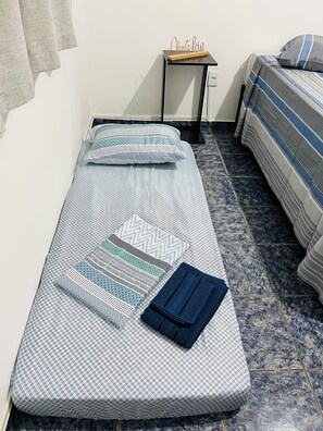 1 dormitorio, escritorio, tabla de planchar con plancha y wifi