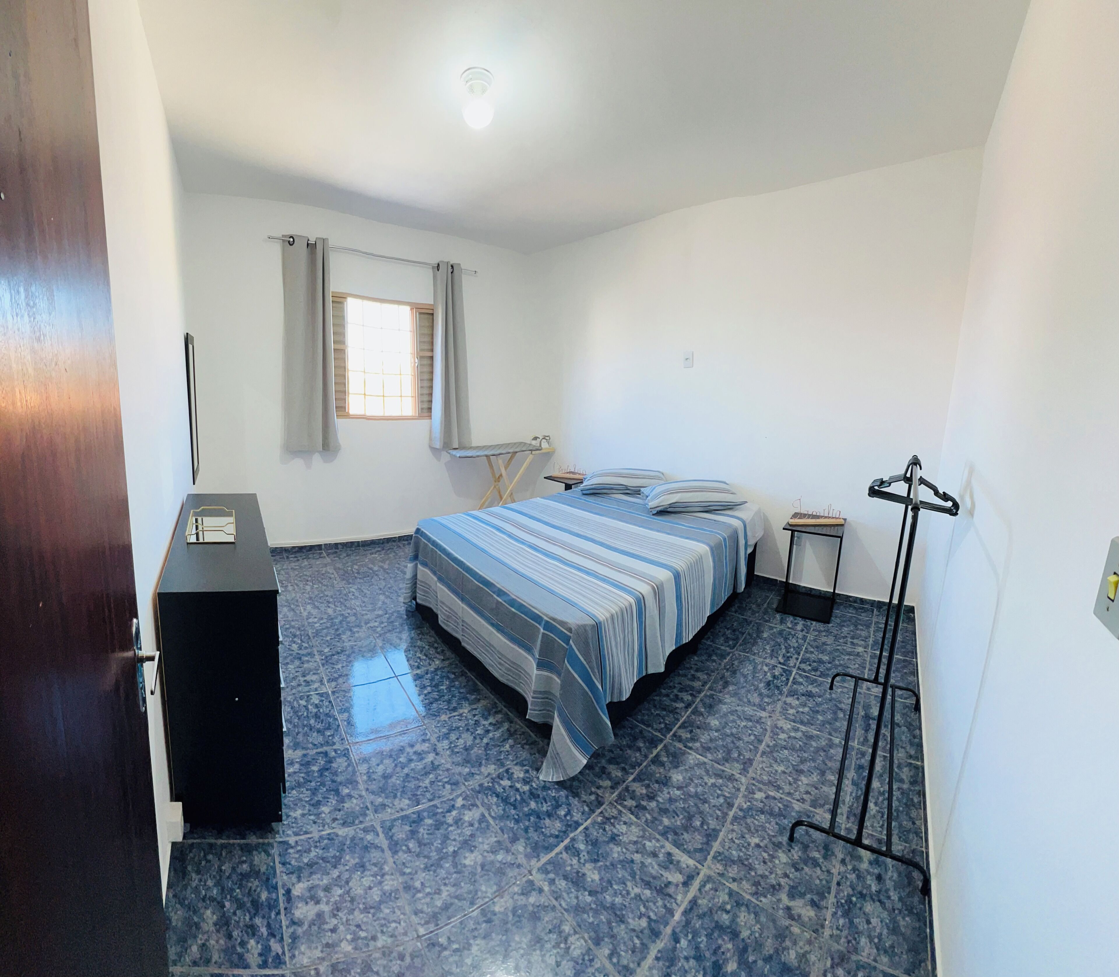 1 chambre, bureau, fer et planche à repasser, Wi-Fi