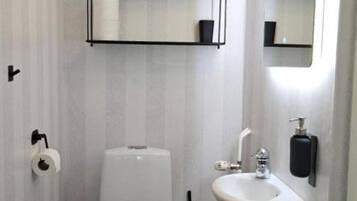 Dusch, hårtork, handdukar och tvål