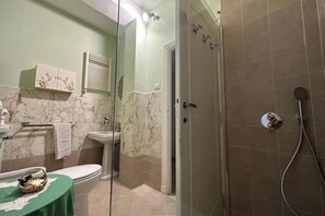 Dusche, Bidet, Handtücher, Seife