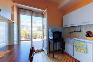 Four à micro-ondes, un four, surface de cuisson