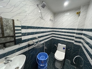 Dusche, Bidet, Handtücher, Seife