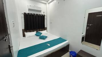 2 bedrooms, iron/ironing board, bed sheets