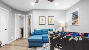 House (5 Bedrooms) | Interior
