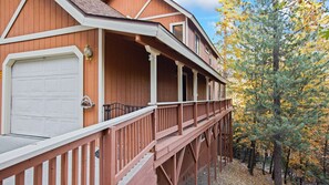Interior - 5bdr Stay w/ Fireplace, Game Room & Family-friendly Amenities Arrowhead Chalet by Avantstay (Lake Arrowhead)