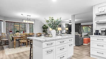 House (5 Bedrooms) | Interior