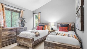 House (5 Bedrooms) | Interior - 5bdr Stay w/ Fireplace, Game Room & Family-friendly Amenities Arrowhead Chalet by Avantstay (Lake Arrowhead)