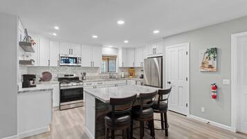 House (5 Bedrooms) | Interior