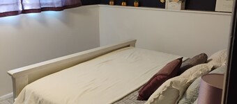 Adorable 2 bedroom apartment, with secure off street parking and onsite laundry.