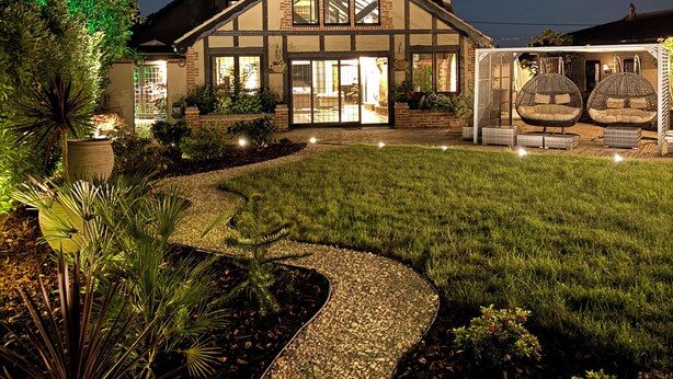 A house with a large front porch, a well-maintained lawn, and a pathway leading to the entrance. - Balancyoga Guesthouse (West Kingsdown)