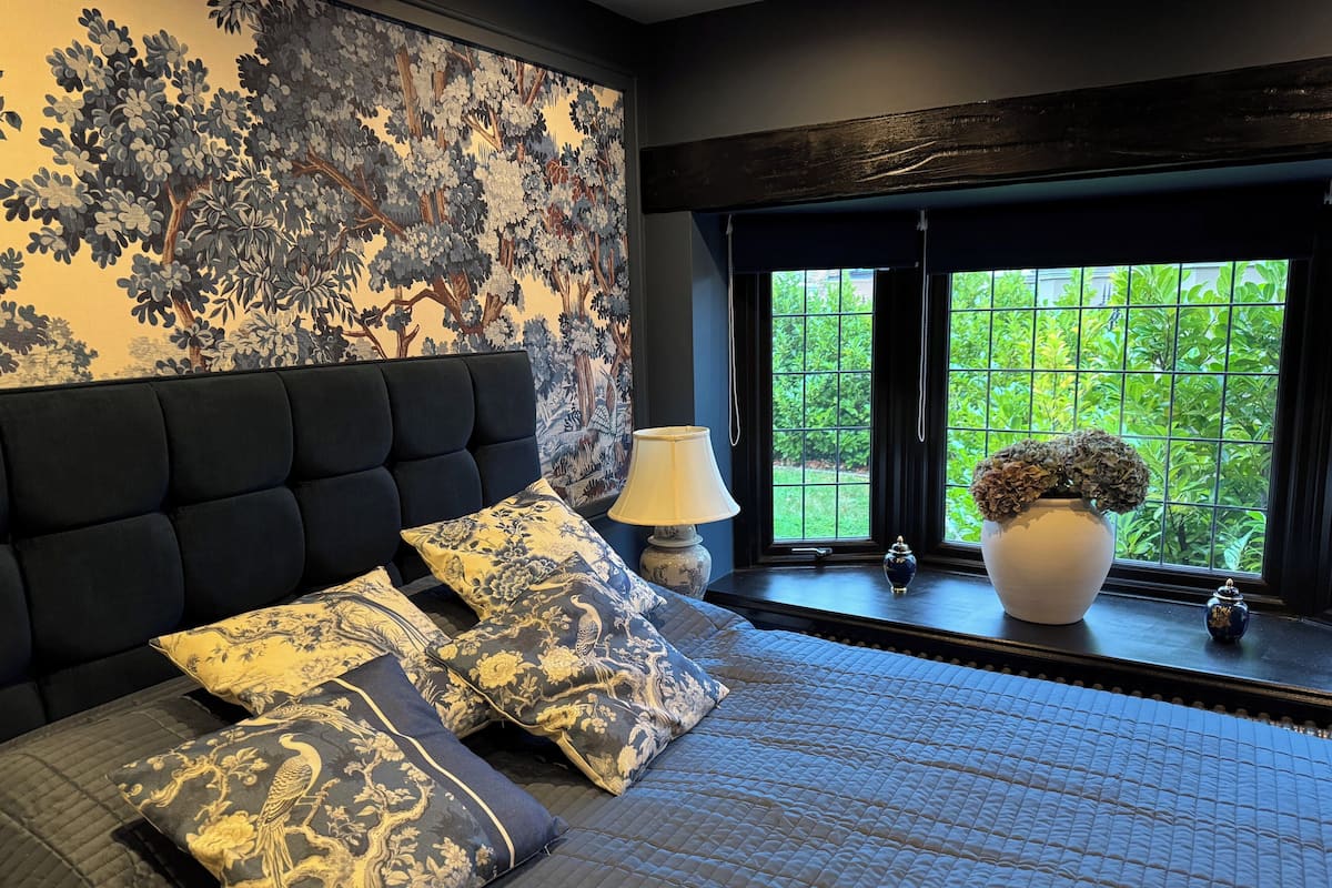 Phòng đôi Cao cấp (Blue Room Ensuite - Dior Suite) | Bộ đồ giường cao cấp, màn/rèm cản sáng, bàn ủi/dụng cụ ủi quần áo