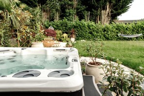 Outdoor spa tub - Balancyoga Guesthouse (West Kingsdown)