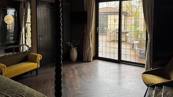 The Killing Eve Suite | Blackout drapes, iron/ironing board, free WiFi