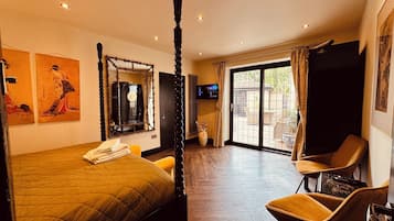 The Killing Eve Suite | Blackout drapes, iron/ironing board, free WiFi