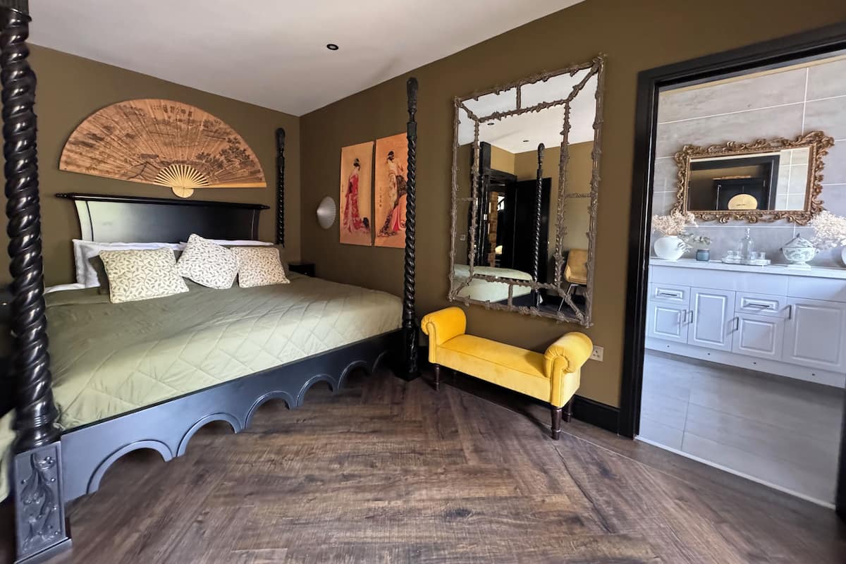 Phòng đôi Superior (Killing Eve Suite - Kyoto Suite) | Bộ đồ giường cao cấp, màn/rèm cản sáng, bàn ủi/dụng cụ ủi quần áo