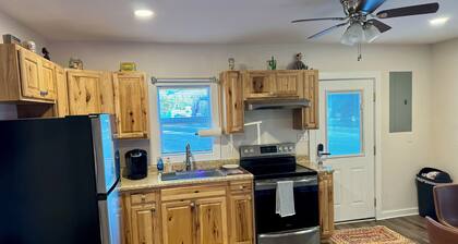 Charming 1-bedroom cottage in Covington with AC