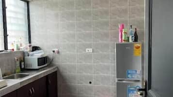 Microondas, horno y placa de cocina