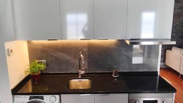 Køleskab, mikrobølgeovn, ovn, brødrister