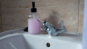 A bathroom sink with a faucet and a soap dispenser. - 5BR House | Free Parking | Fast Wi-Fi | Sleeps 10 (Wolverhampton)