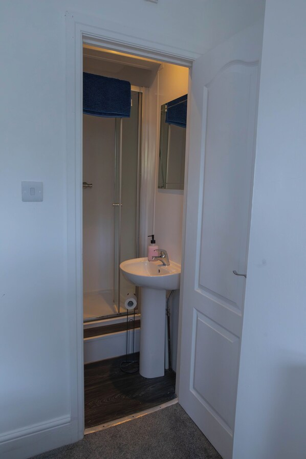 Shower, hair dryer, towels, soap - 5BR House | Free Parking | Fast Wi-Fi | Sleeps 10 (Wolverhampton)