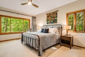 3 bedrooms, iron/ironing board, WiFi, bed sheets - Quiet Riverfront Retreat, 3 Decks, Lake/Kayaks (Jackson County)