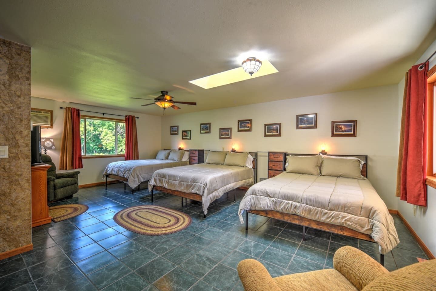 3 quartos, ferros/tábuas de passar roupa, Wi-Fi, roupa de cama