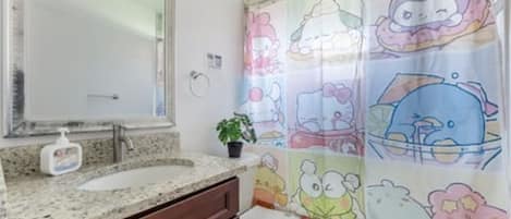Maison familiale | Salle de bain | Articles de toilette (gratuits), séchoir à cheveux, serviettes fournies