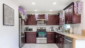 Full-size fridge, microwave, oven, stovetop - Anime House (Orlando)