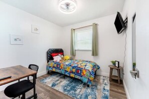 Casa familiar | Escritorio, espacio para trabajar con laptop y cortinas blackout 