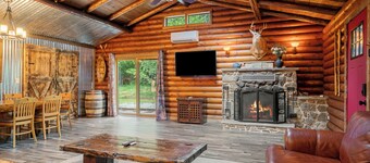 Forest Log Cabin_Dogs Friendly 3bd/2b