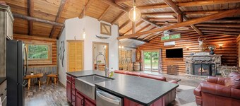 Magical Log Cabin w/Fireplace/ 15 min to Harpers