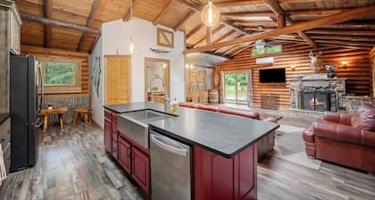 Magical Log Cabin w/Fireplace/ 15 min to Harpers