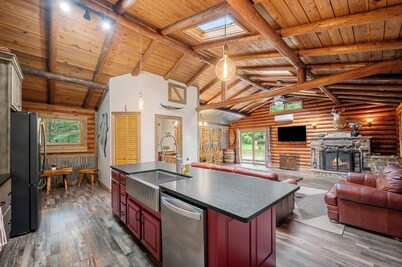 Magical Log Cabin w/Fireplace/ 15 min to Harpers