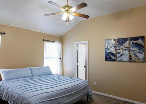 3 habitaciones, tabla de planchar con plancha, wifi y ropa de cama 