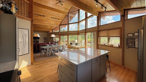 Apple Tree Pond- 13 Private Acres, Huge Swimming/Boating Pond, Sleeps 10