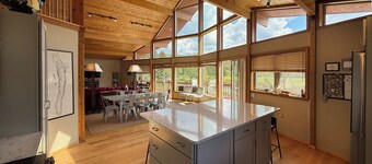 Apple Tree Pond- 13 Private Acres, Huge Swimming/Boating Pond, Sleeps 10