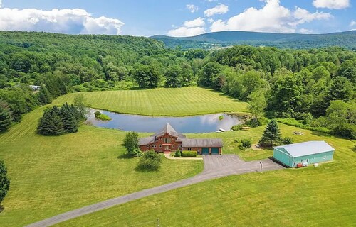 APPLE TREE POND - 13 Acres Near Dreams Park - Sleeps 10