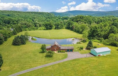 APPLE TREE POND - 13 Acres Near Dreams Park - Sleeps 10