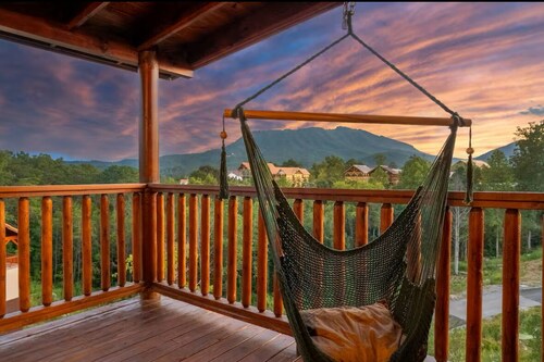 BRAND NEW-In-Cabin Heated Pool-Arcade-10 min. from Parkway- Sleeps 33