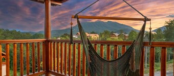 BRAND NEW-In-Cabin Heated Pool-Arcade-10 min. from Parkway- Sleeps 33