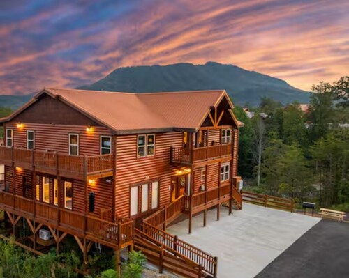 BRAND NEW-In-Cabin Heated Pool-Arcade-Sleeps 33